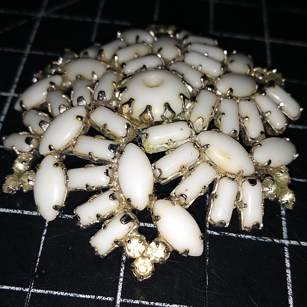 Vintage Continental Brooch White Milk Glass Stones & Rhinestones, Gold T… - Picture 7 of 7